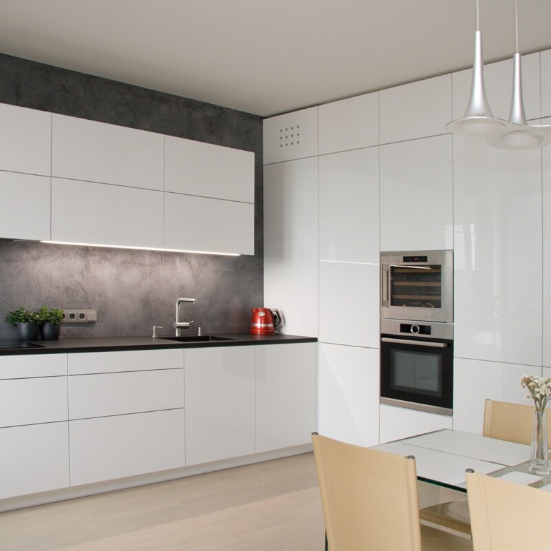 BEECK KÜCHEN Lesklý lak s PP hranou